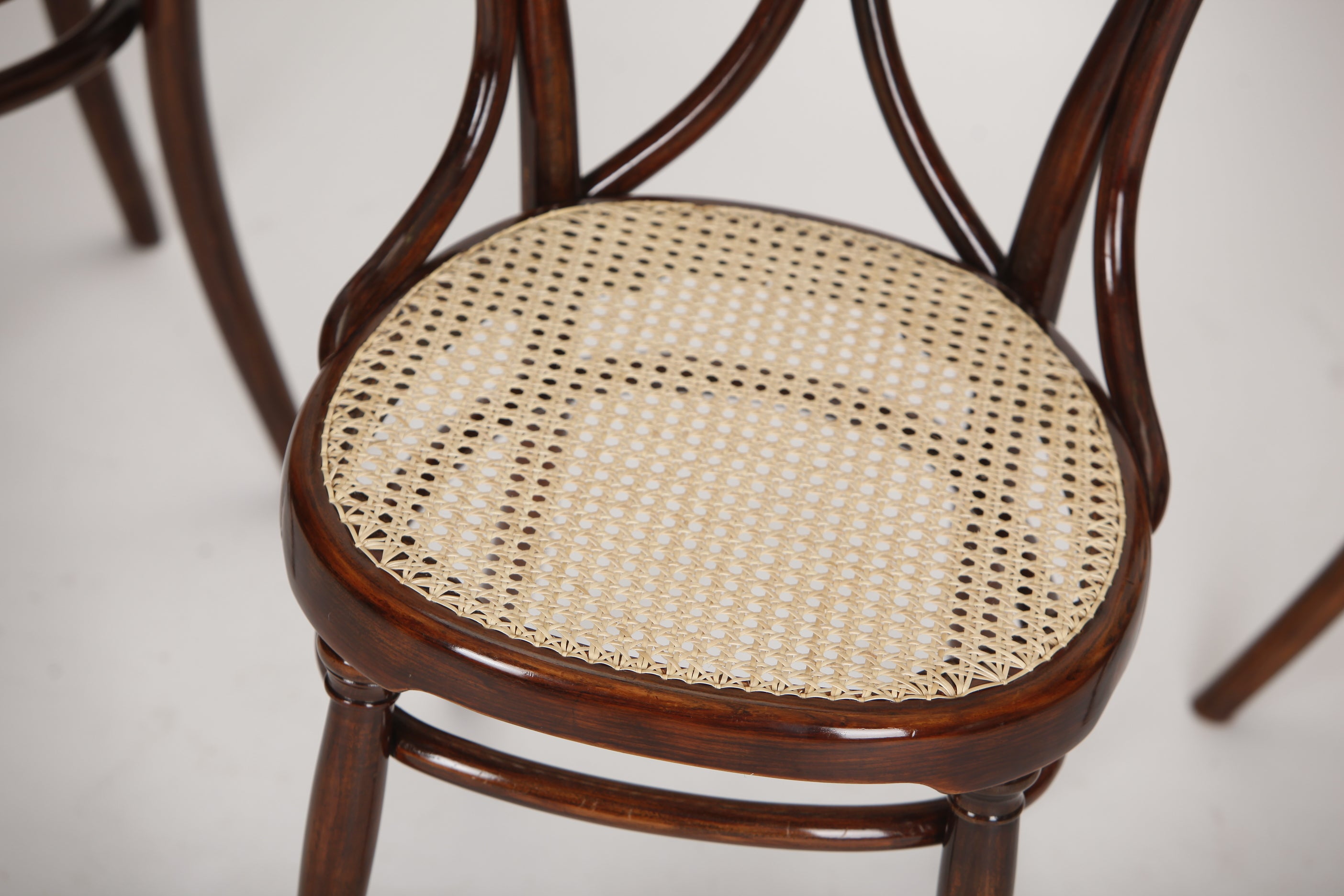 Restaurierter Thonet-Stuhl mit neuem Wiener Geflecht